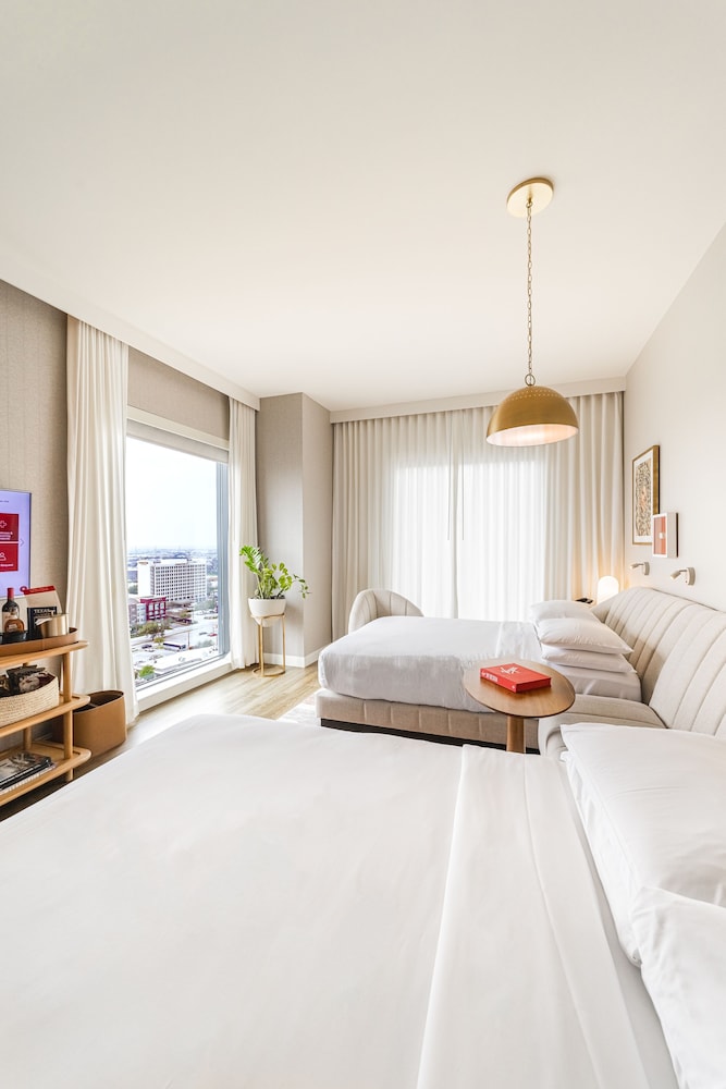 Room, 2 Queen Beds, Pool View (Chamber) - Photo 4