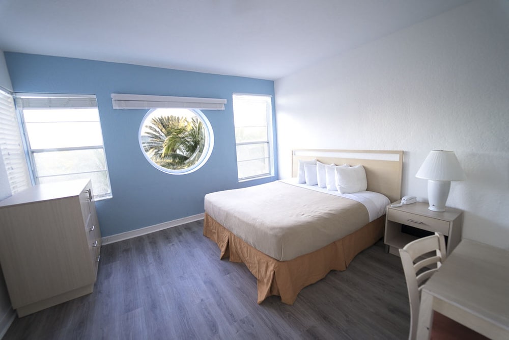 Economy Room, 1 King Bed Balcony, Ocean Surf Tower