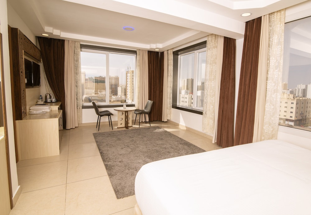 Deluxe Studio, 1 King Bed, City View photo 1