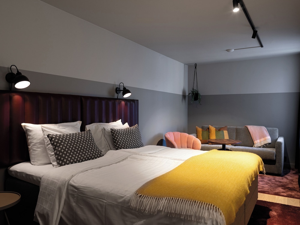 Family Room (2 twin beds, 1 sofa bed) - Photo 10