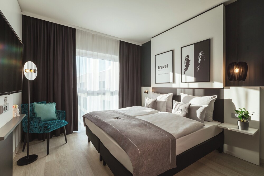 Standard Room, 1 Queen Bed - Photo 3