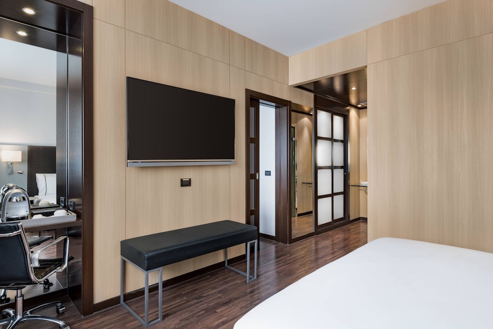 Standard Room, 3 Twin Beds thumbnail 6