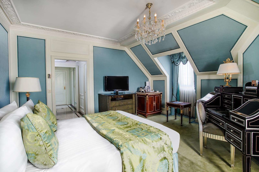 Deluxe Room, 1 Queen Bed photo 2