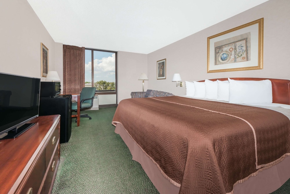 Deluxe Room, 1 King Bed, Non Smoking - Photo 6