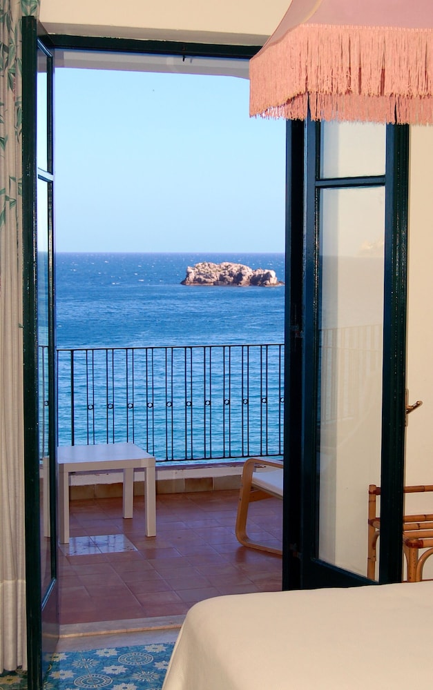 Superior Double or Twin Room, Terrace, Sea View - Photo 3