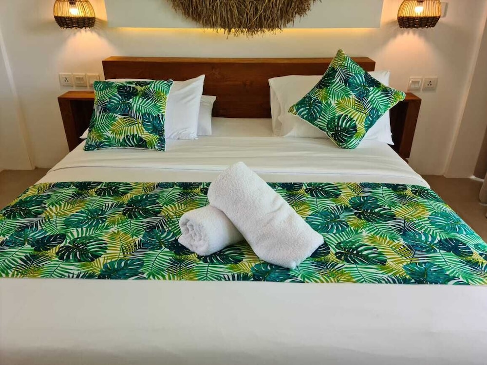 Premier Pool Suite - Photo 5