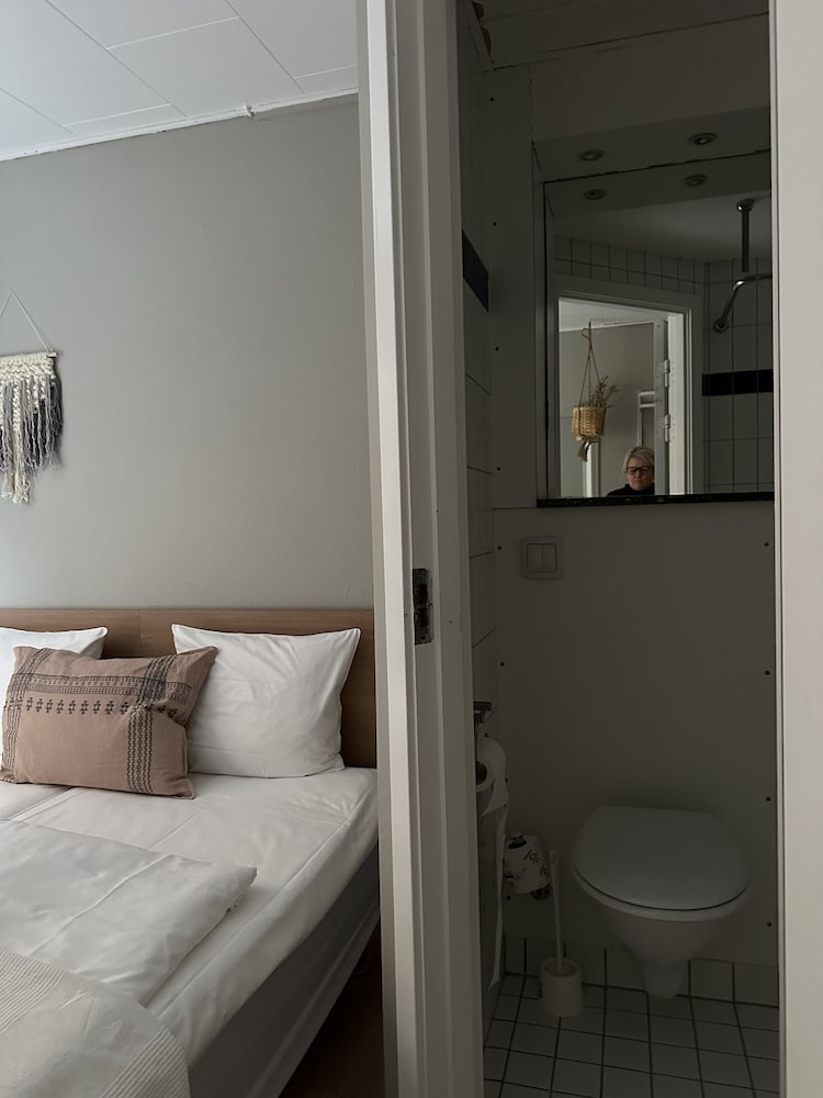 Standard Double Room, 1 Queen Bed, Non Smoking, Courtyard View (Medium) thumbnail 5