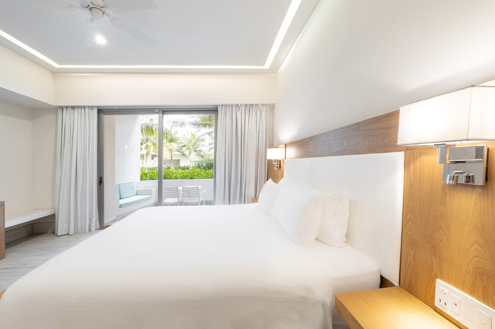 Deluxe Room, 1 King Bed, Garden View