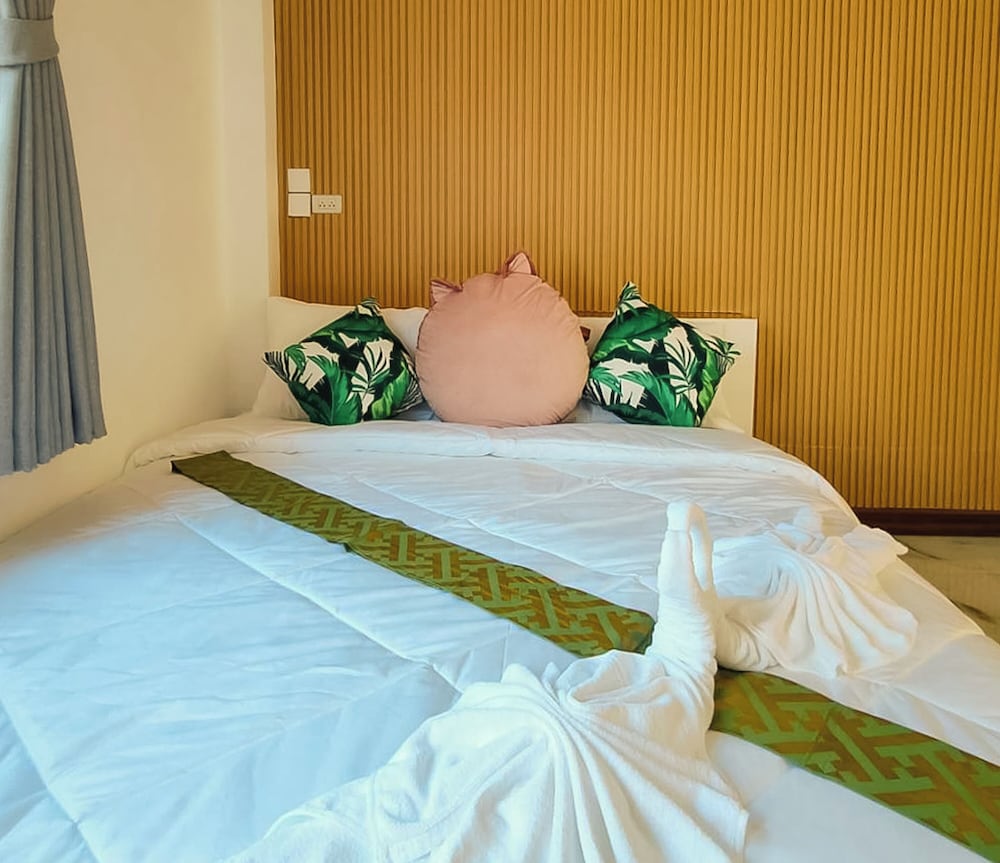 Deluxe Room, Pool View - Photo 13