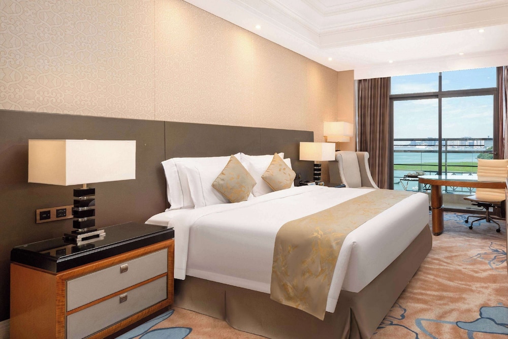 Deluxe Room, 1 King Bed, Non Smoking, Ocean View photo 1