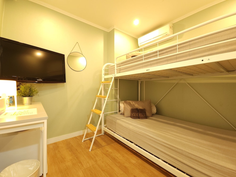 Twin Room (1 Bunkbed)