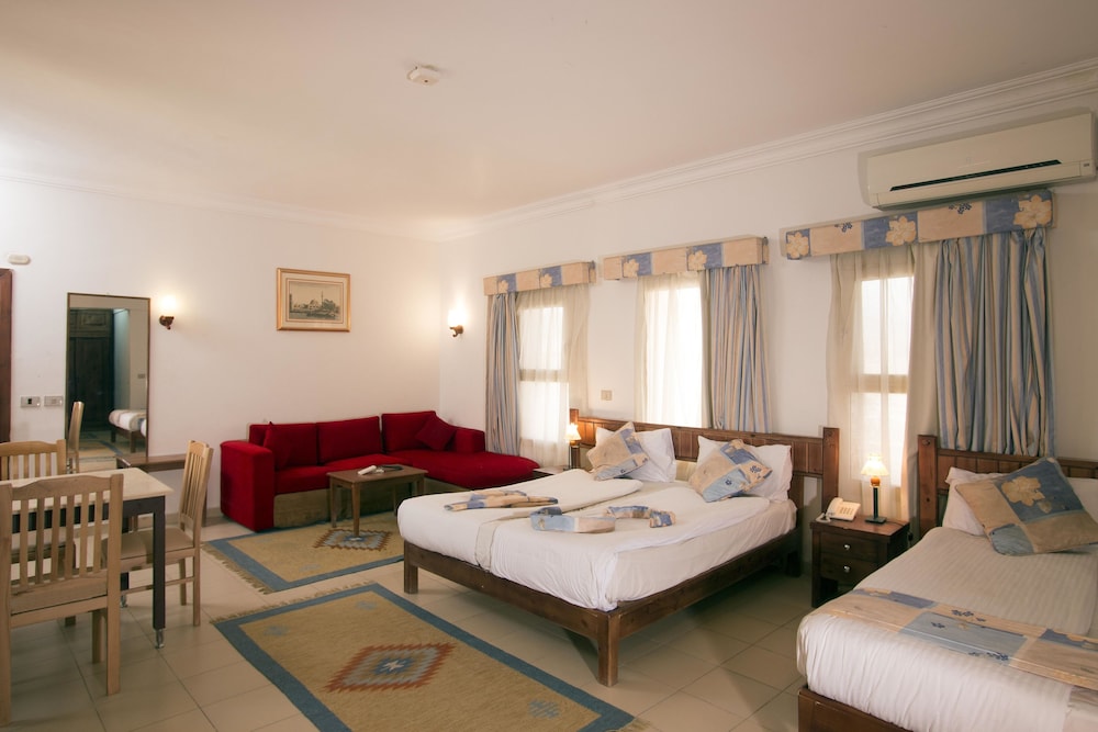 Comfort Quadruple Room, 1 Bedroom, Pool View photo 3