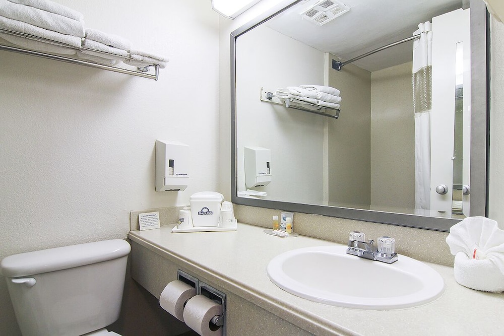 Standard Room, 2 Queen Beds - Photo 9
