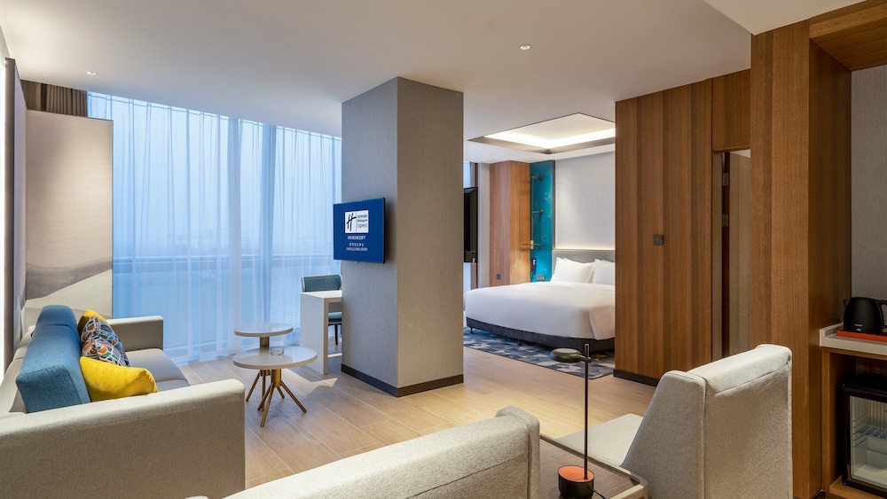 Suite, 1 King Bed - Photo 1