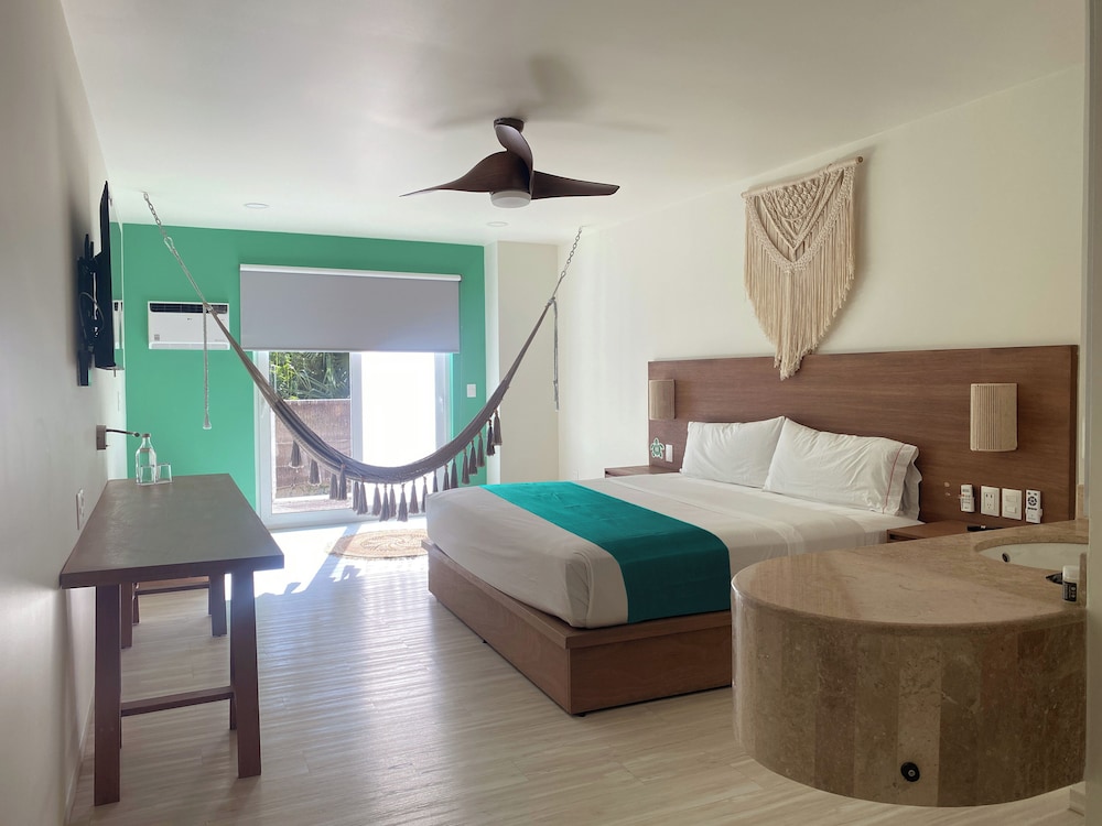 Deluxe Room, 1 King Bed - Photo 1