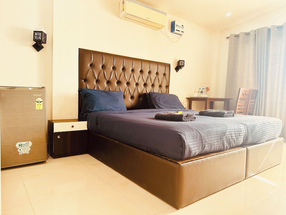 Luxury Room, 1 King Bed, Bathtub, Partial Sea View photo 3