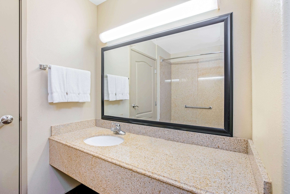 Deluxe Suite, 1 King Bed, Smoking (Mobility,Hearing,Tub w/Grab Bars) - Photo 3