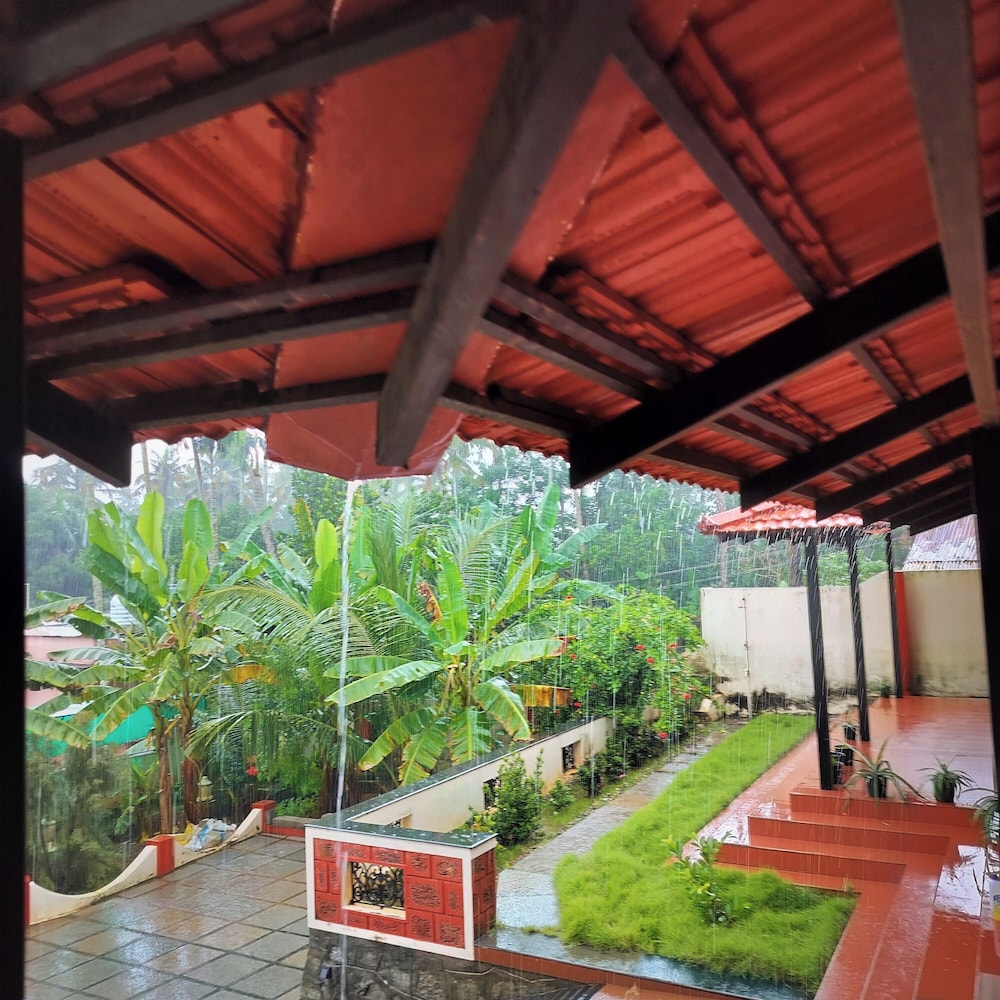 Deluxe Room, 1 King Bed, Patio, Garden View photo 3