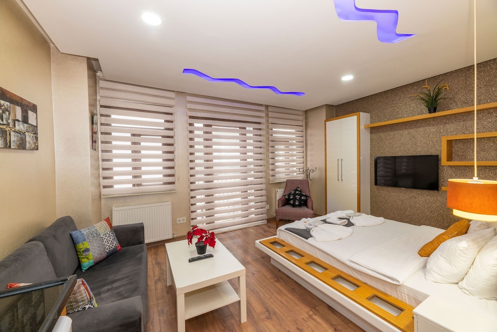 F) King Suite photo 3