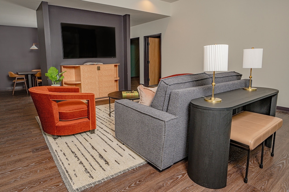 Suite, 2 Bedrooms, Balcony (1 King Bed and 2 Queen Beds) - Photo 6