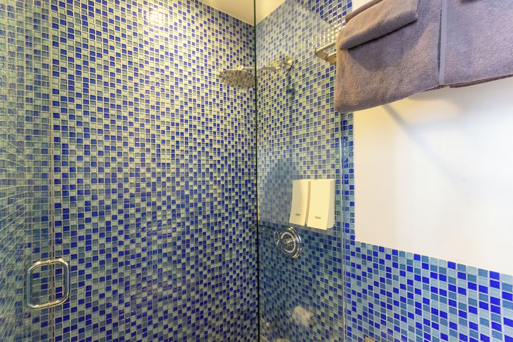 Standard Quadruple Room thumbnail 6