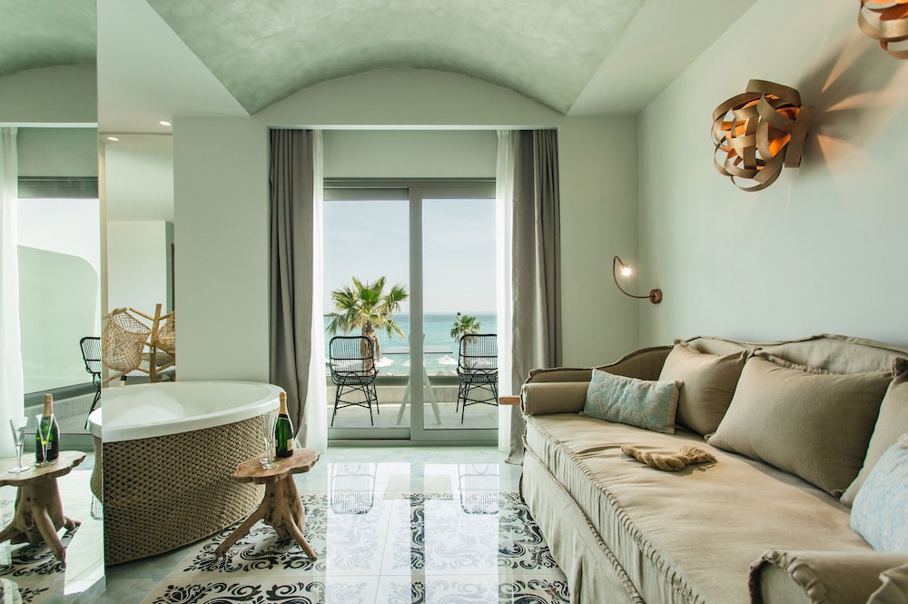 Deluxe Suite, Jetted Tub, Sea View photo 3