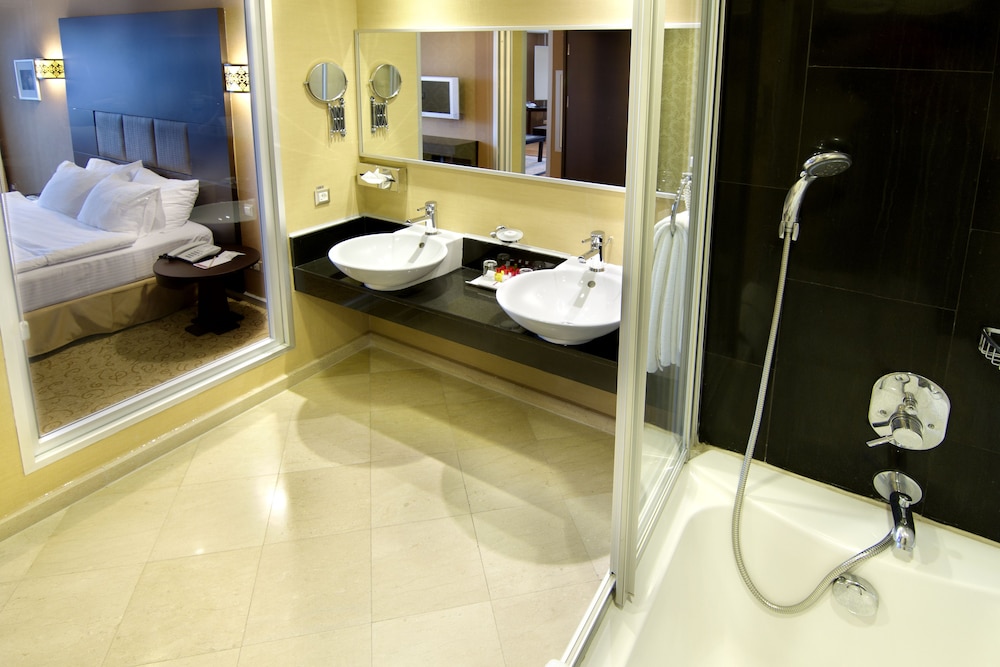 Suite, 1 Double Bed - Photo 18