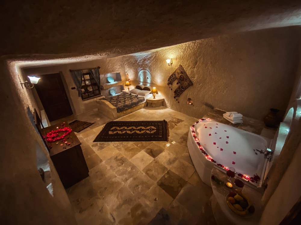 Queen Cave Suite photo 1