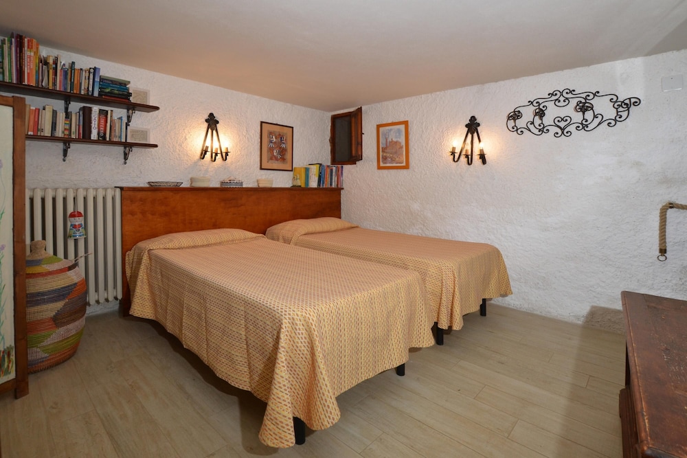 Family House, Multiple Bedrooms, 2 Bathrooms, Mountainside (Il Fortino) photo 3