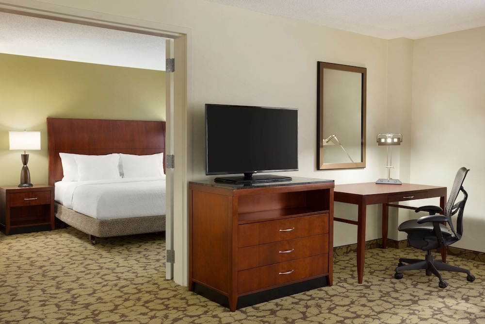 1 King Suite, Mobility/Hearing Accessible Bathtub - Photo 2
