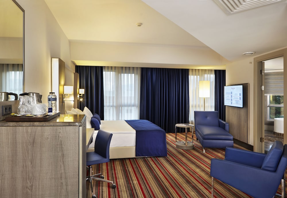 Suite, 1 King Bed, Smoking