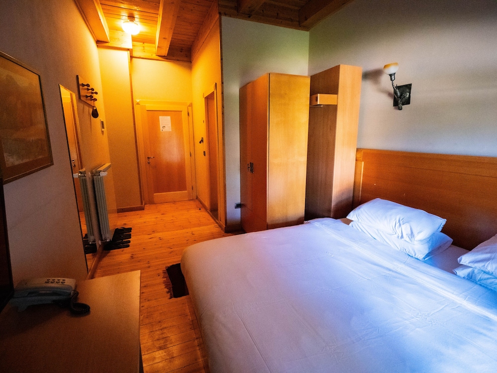 Classic Double Room, Bathtub, Valley View photo 3