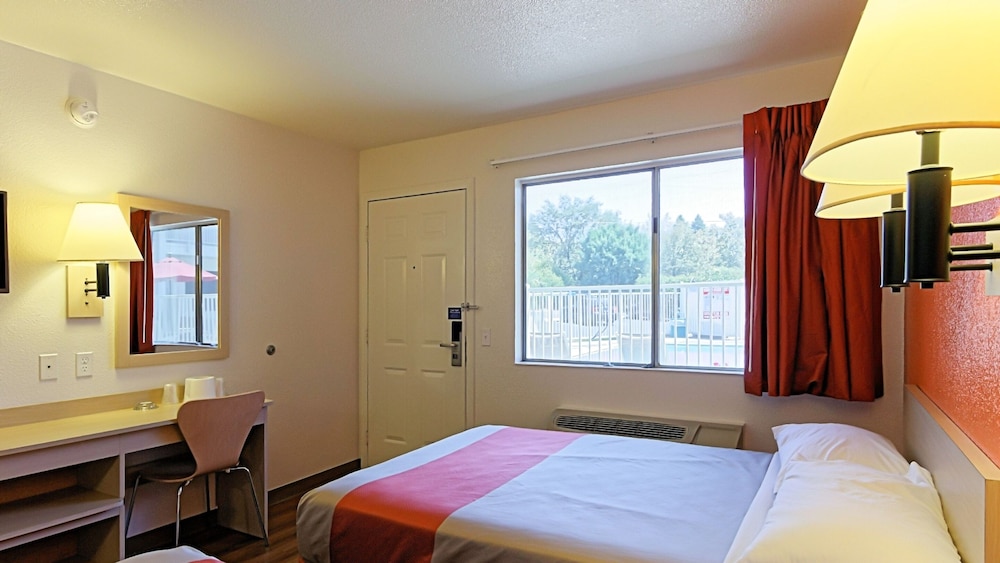 Deluxe Room, 1 Queen Bed, Non Smoking, Refrigerator & Microwave photo 1