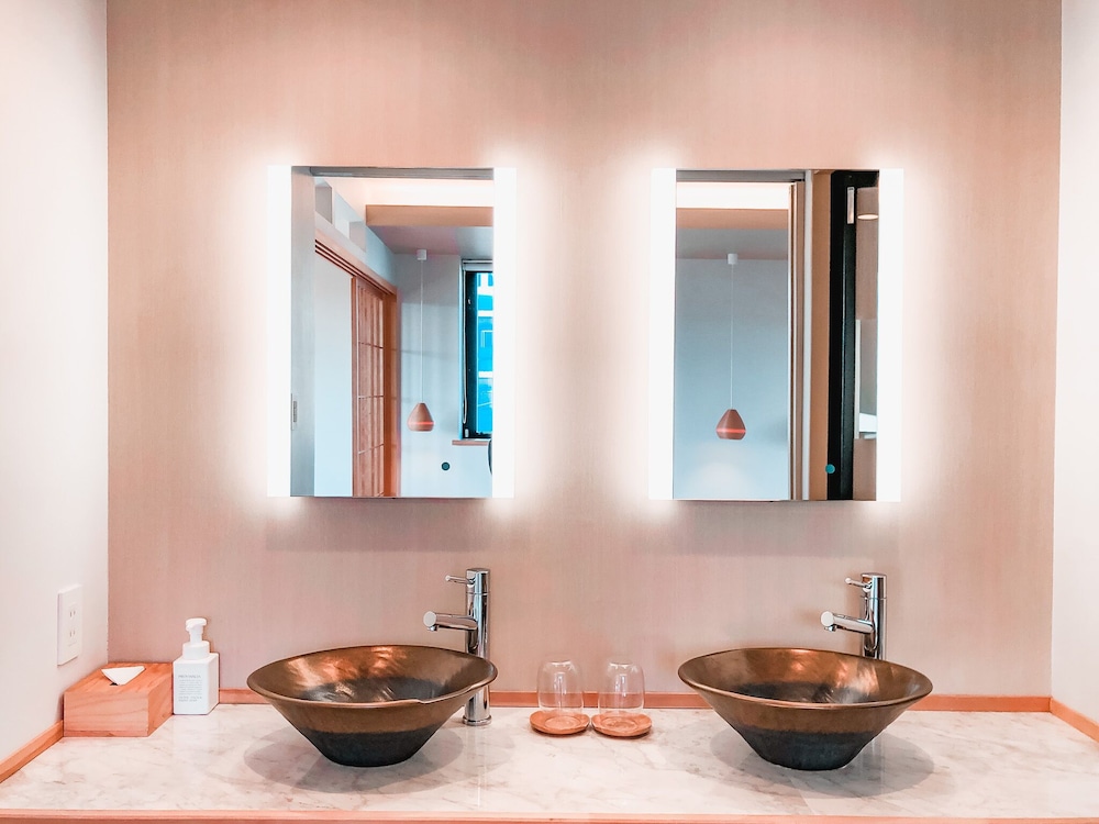 Superior Room, Multiple Beds, Non Smoking, Bathtub thumbnail 6