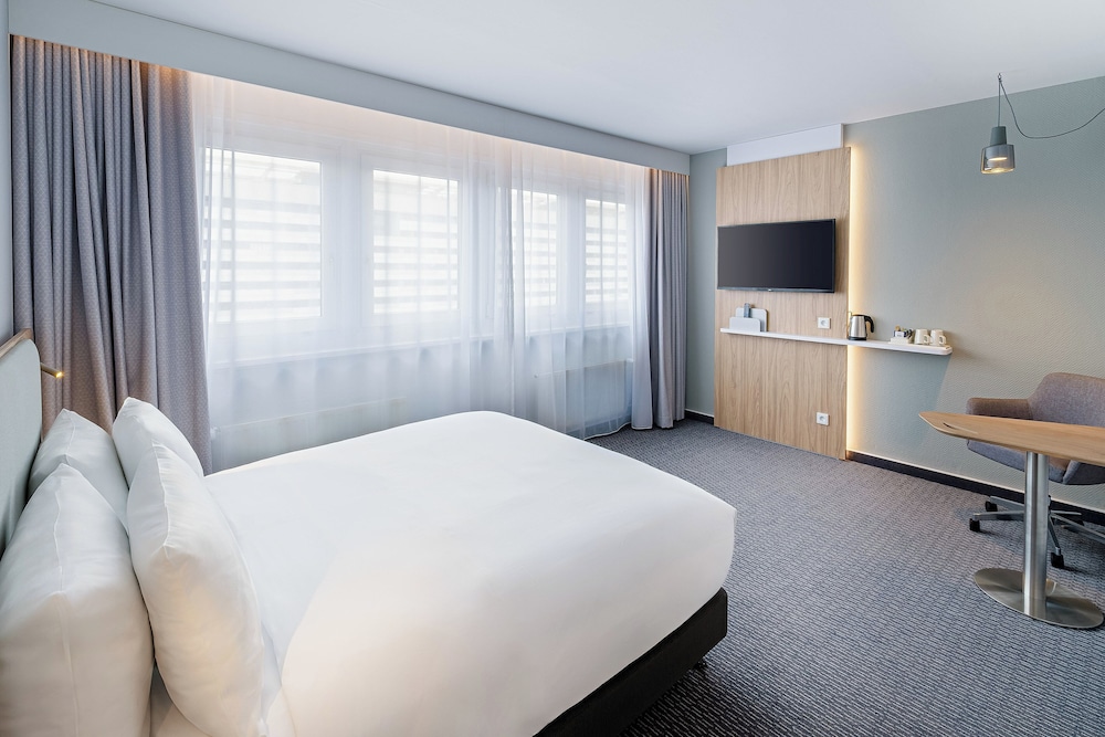 Standard Room, 1 Queen Bed, Accessible Bathtub - Photo 2