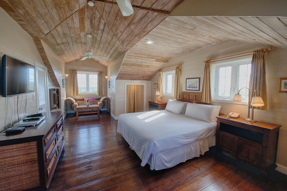 Studio Suite, 1 King Bed, Garden View photo 2