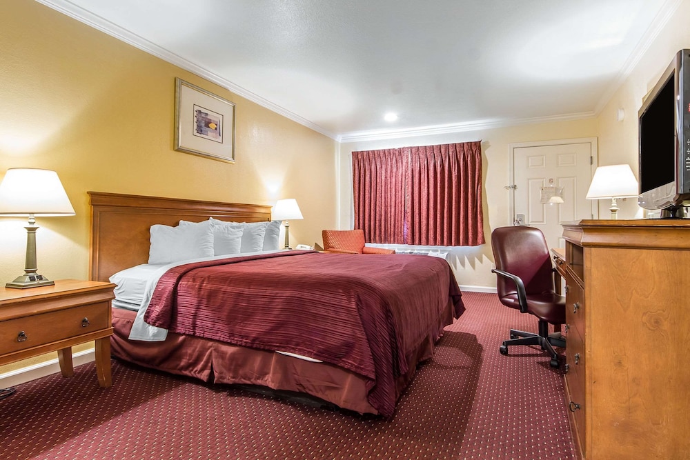 Standard Room, 1 King Bed, Non Smoking - Photo 6