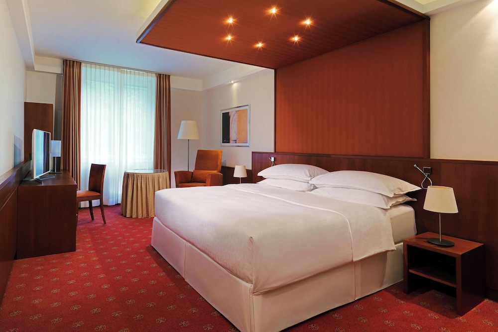 Classic Room, 1 King Bed, City View - Photo 4