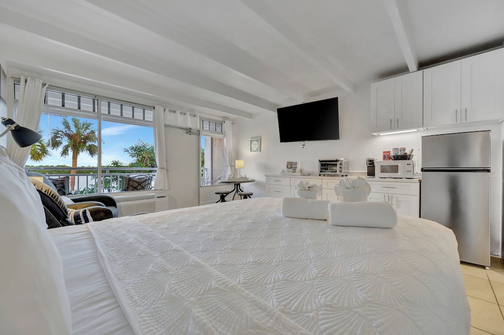 Comfort Studio, 1 Queen Bed, Balcony, Bay View photo 1