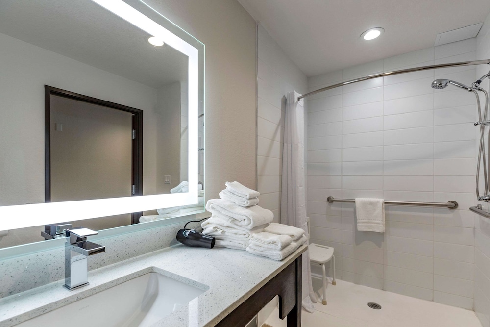 Suite, Multiple Beds, Non Smoking (Upgrade) - Photo 4
