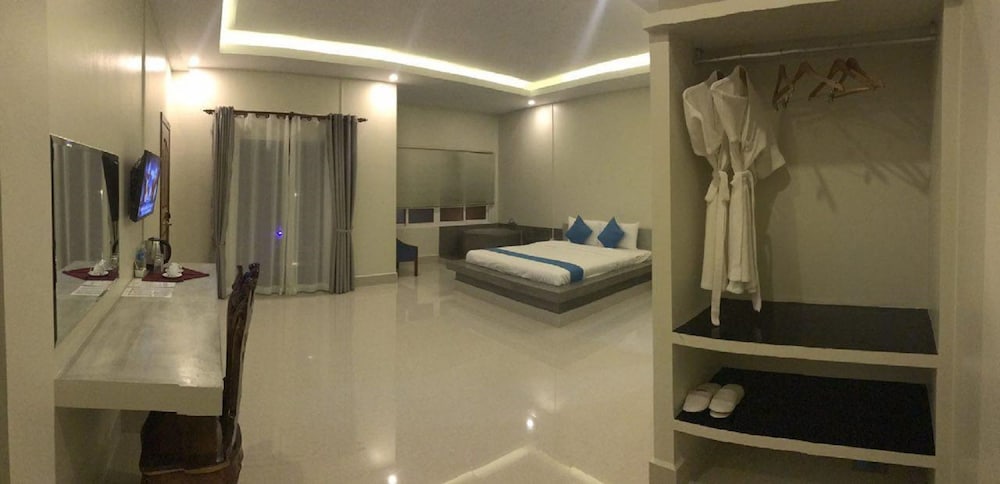 Deluxe Suite, Non Smoking, Pool View photo 3