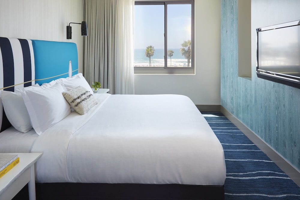 Room, 1 King Bed, Mobility Accessible, Oceanfront (Communications, Oceanfront)