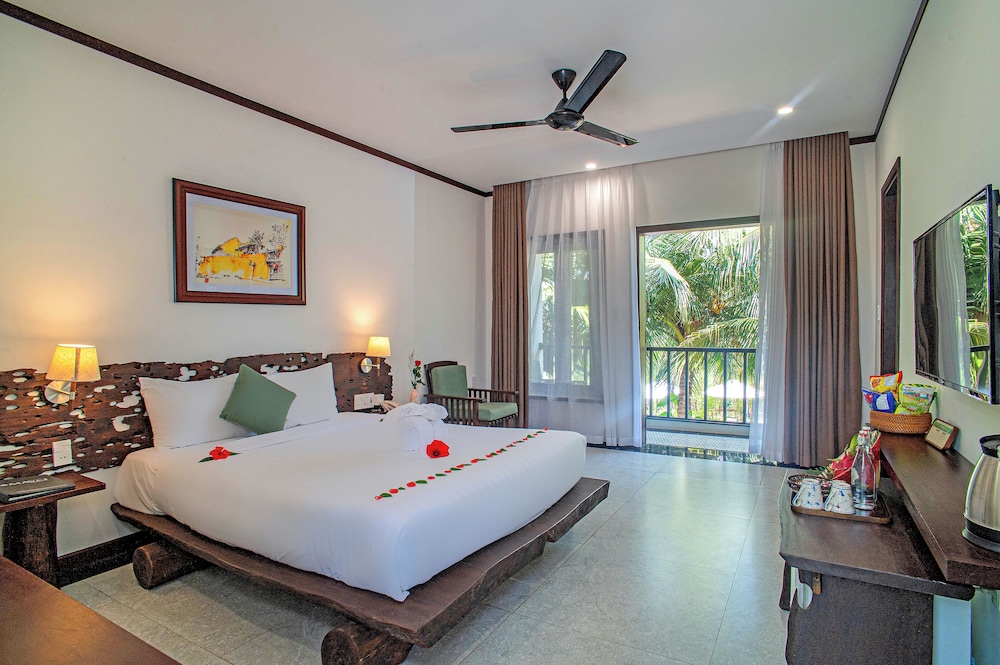 Deluxe Room, 1 Queen Bed, Balcony, Lake View