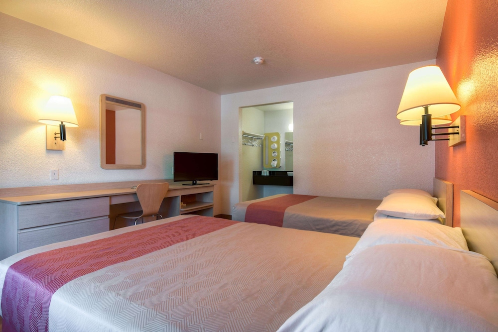 Deluxe Room, 2 Double Beds, Non Smoking, Refrigerator & Microwave photo 1