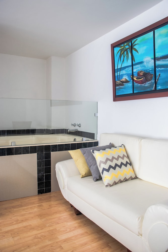 Suite, Hot Tub photo 3