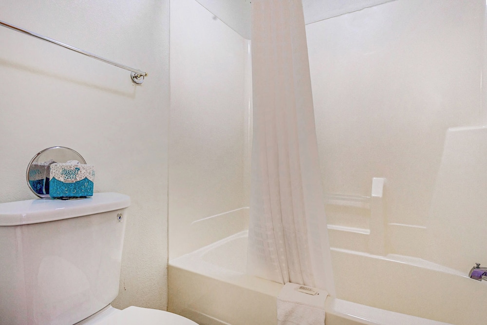 Room, 1 King Bed, Non Smoking - Photo 6