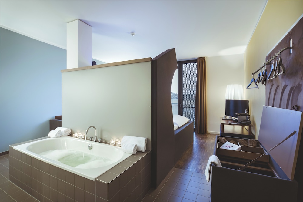 Suite, 1 King Bed, City View photo 3