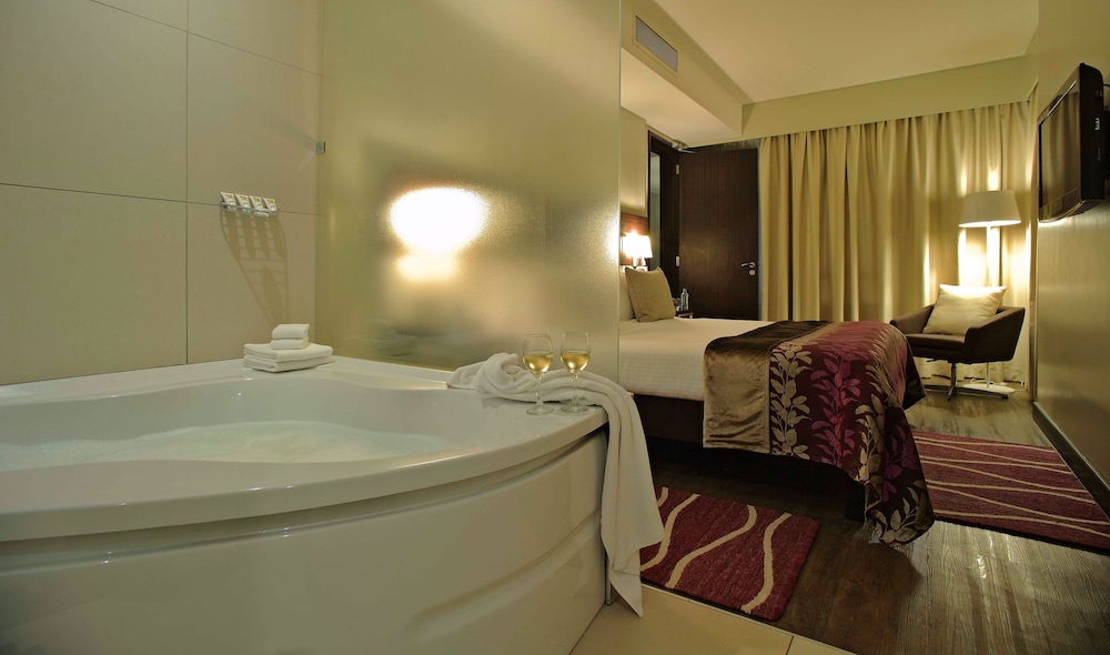 Executive Room - Photo 5