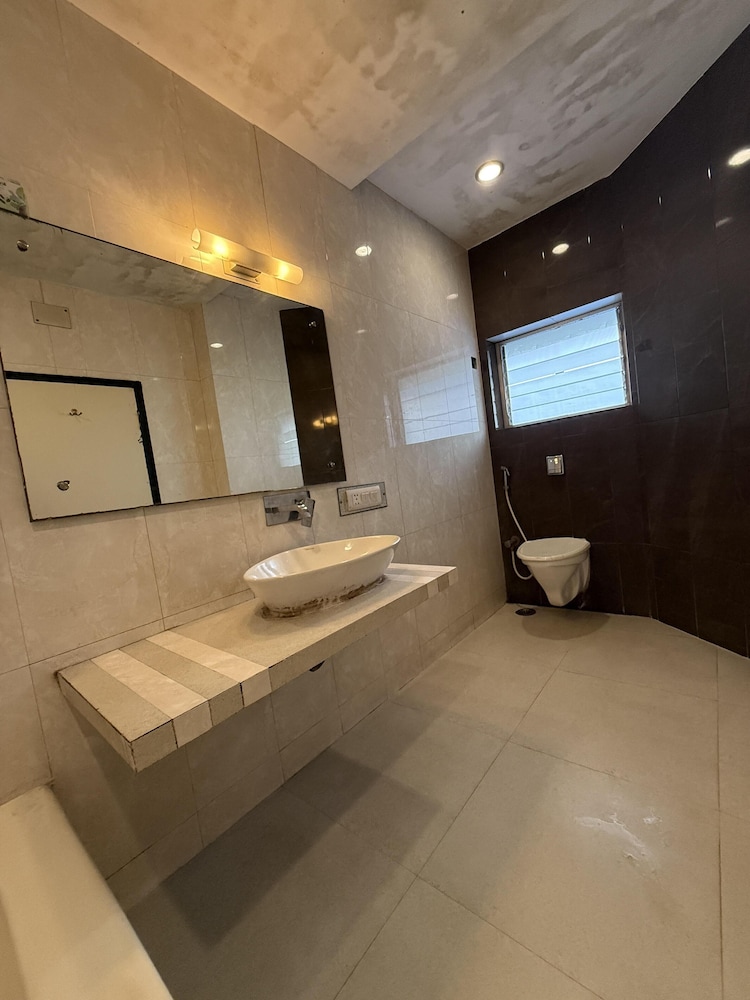 Executive Room- Lower Deck photo 3