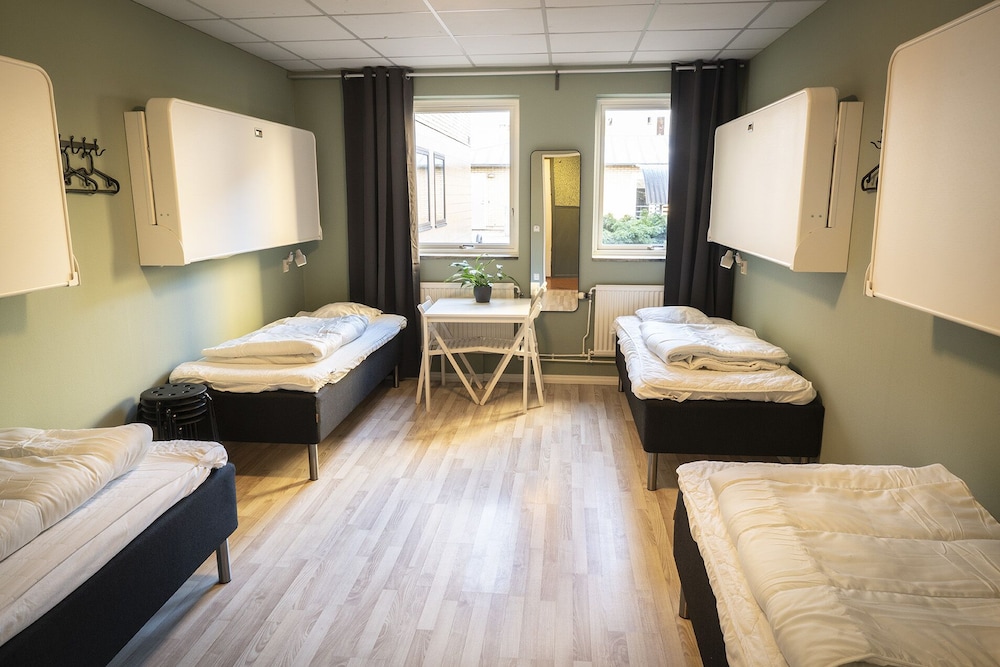 8-bed Room - Shared Bathroom